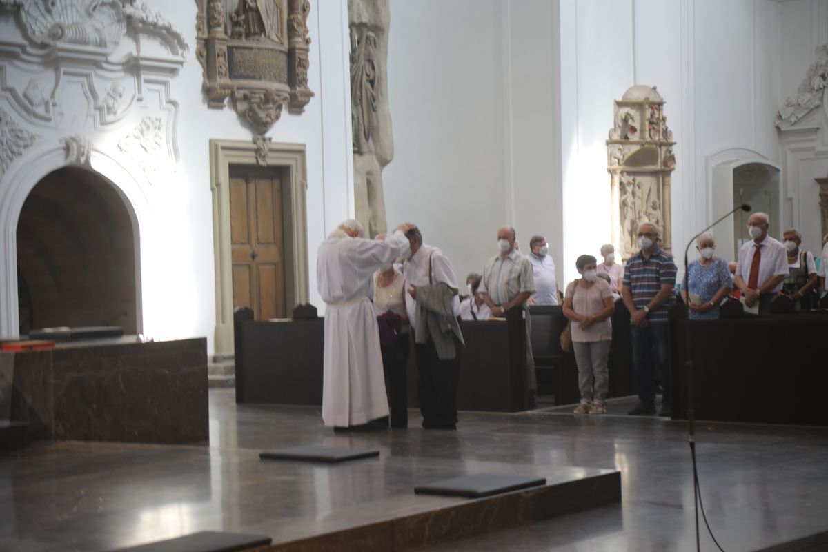 2621/0622 - Ehejubilare Gold mit Weihbischof Ulrich Boom_27885 Weihbischof Ulrich Boom feierte am Montagnachmittag, 26. Juni, einen Gottesdienst für Ehepaare, die 2020 oder 2021 ihr goldenes, diamantenes oder eisernes Ehejubiläum hatten. Im Anschluss konnten sich die Paare segnen lassen.