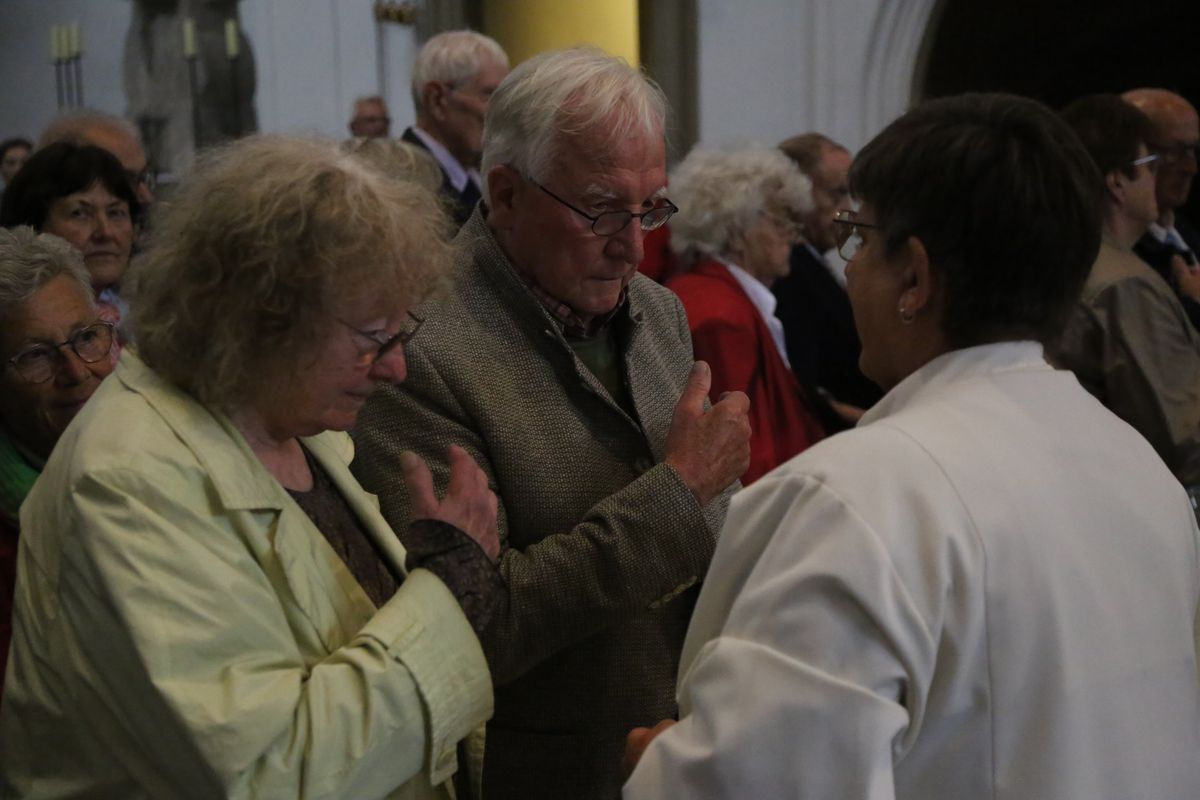 Bischof Dr. Franz Jung hat am Donnerstagnachmittag, 4. Juli, mit etwa 320 Paaren im Kiliansdom ihr goldenes oder diamantenes Ehejubiläum gefeiert.