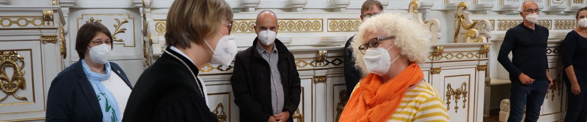 2721/0642 Umweltauditor(inn)en_28343 Bei einem ökumenischen Gottesdienst im Würzburger Neumünster überreichten Regionalbischöfin Gisela Bornowski und Dompfarrer Stefan Gessner die Zertifikate an die neuen kirchlichen Umweltauditorinnen und -auditoren.