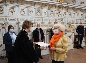 2721/0642 Umweltauditor(inn)en_28343 Bei einem ökumenischen Gottesdienst im Würzburger Neumünster überreichten Regionalbischöfin Gisela Bornowski und Dompfarrer Stefan Gessner die Zertifikate an die neuen kirchlichen Umweltauditorinnen und -auditoren.