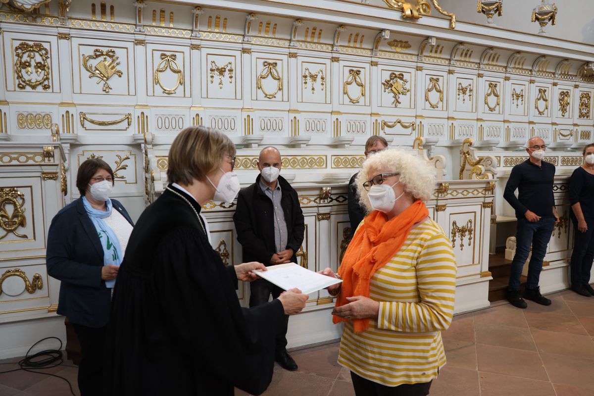 2721/0642 Umweltauditor(inn)en_28343 Bei einem ökumenischen Gottesdienst im Würzburger Neumünster überreichten Regionalbischöfin Gisela Bornowski und Dompfarrer Stefan Gessner die Zertifikate an die neuen kirchlichen Umweltauditorinnen und -auditoren.