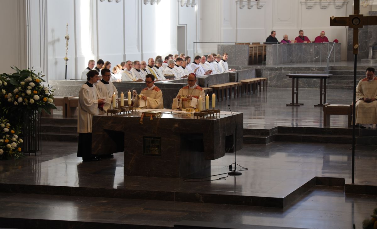 Bei einem feierlichen Gottesdienst im Würzburger Kiliansdom weihte Bischof Dr. Franz Jung Bertram Ziegler zum Diakon. Zahlreiche Verwandte, Freunde und Wegbegleiter des Priesterseminaristen nahmen an der Feier teil.