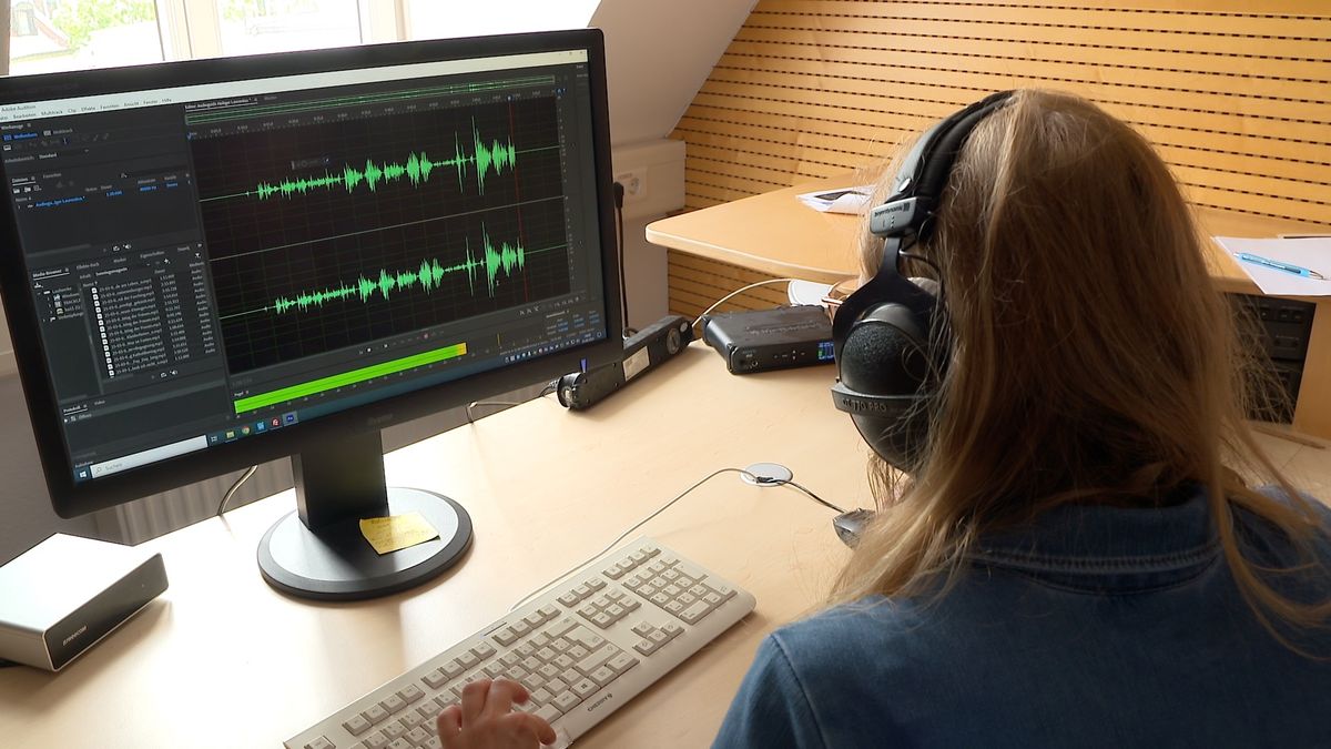 Am Bildschirm verfolgt Hörfunkredakteurin Anna-Lena Ils die Aufnahme.