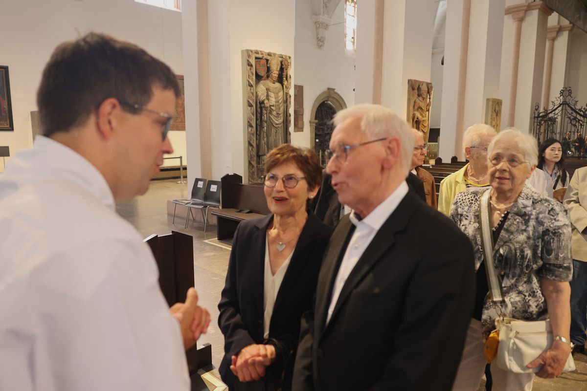 Seelsorgerinnen und Seelsorger spendeten nach dem Gottesdienst den Jubelpaaren individuell den Segen. 