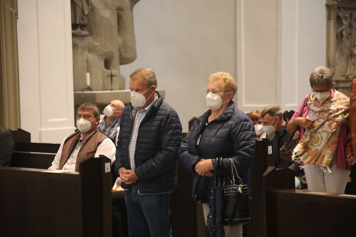 2721/0637-Dankgottesdienst für Ehejubilare mit Bischof Dr. Franz Jung_28326 Bischof Dr. Franz Jung hat am Mittwochabend, 30. Juni, einen Gottesdienst im Würzburger Kiliansdom gefeiert.