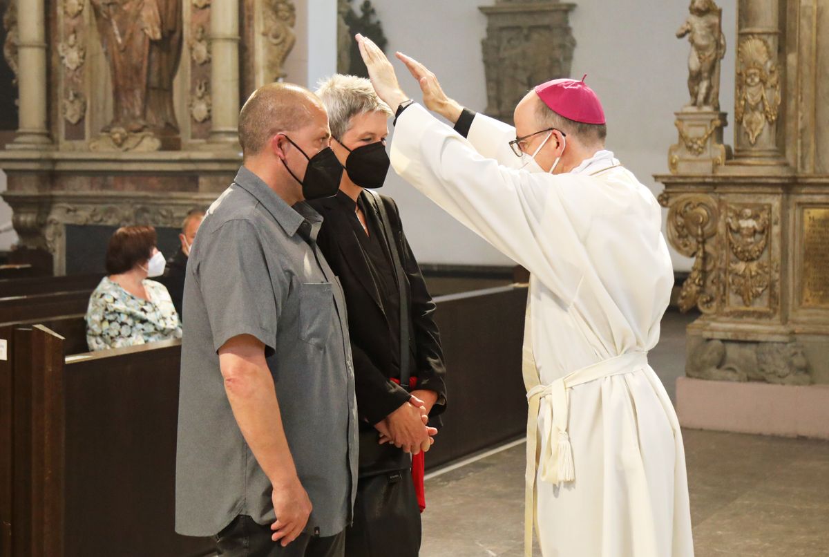 2721/0649 Dankgottesdienst für Ehejubilare mit Bischof Jung am Freitagabend, 2. Juli_28571 Mit rund 120 Ehepaaren aus der ganzen Diözese, die 2020 oder 2021 ihr silbernes Ehejubiläum feiern, hat Bischof Dr. Franz Jung am Freitagabend, 2. Juli, einen Gottesdienst im Würzburger Kiliansdom gefeiert.