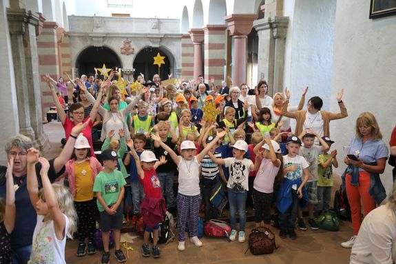 Mit rund 1300 Kindergartenkindern und ihren Begleitpersonen hat Bischof Dr. Franz Jung am Freitag, 12. Juli, die Kiliani-Wallfahrt gefeiert. Nach einer Statio in der Pfarrkirche Sankt Burkard zogen die Kinder über die Alte Mainbrücke in den Dom, um den Segen zu empfangen. 