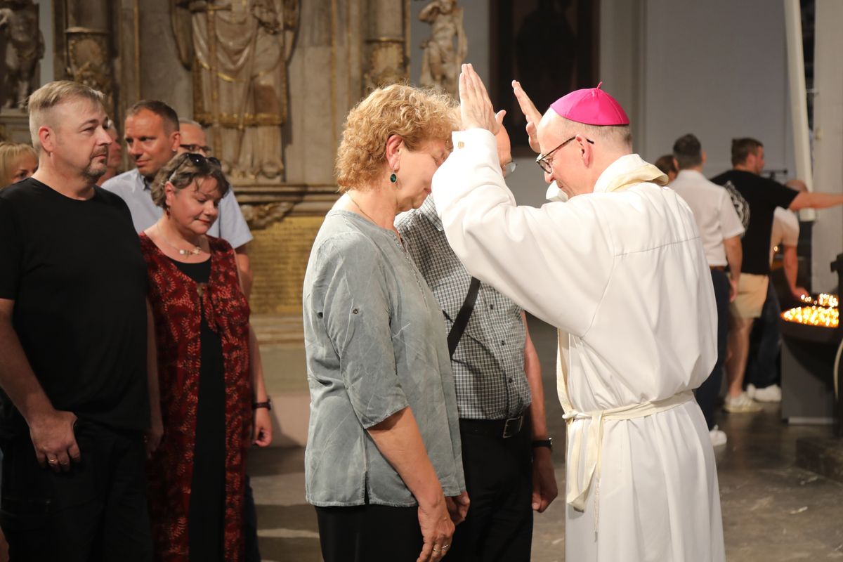 Mit rund 1000 Eheleuten, die in diesem Jahr Silberhochzeit haben, feierte Bischof Dr. Franz Jung am Freitagabend, 4. Juli 2025, einen Pontifikalgottesdienst im Kiliansdom. Im Anschluss erteilten er, Weihbischof Paul Reder sowie weitere Seelsorgerinnen und Seelsorger den Paaren einzeln den Segen.