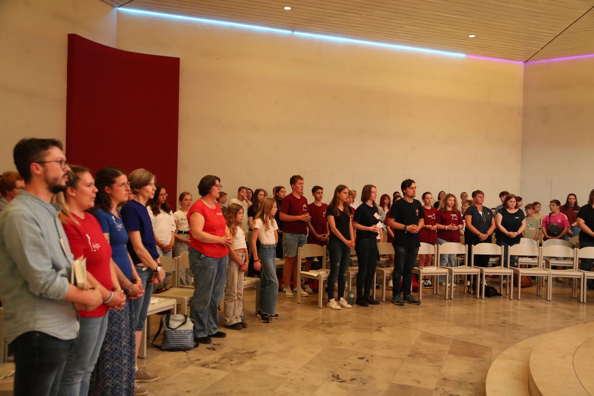 Am Tag der Jugend hat Weihbischof Paul Reder im Anschluss an ein buntes Workshop-Programm einen Kiliani-Gottesdienst mit den Jugendlichen im Kilianeum in Würzburg gefeiert.