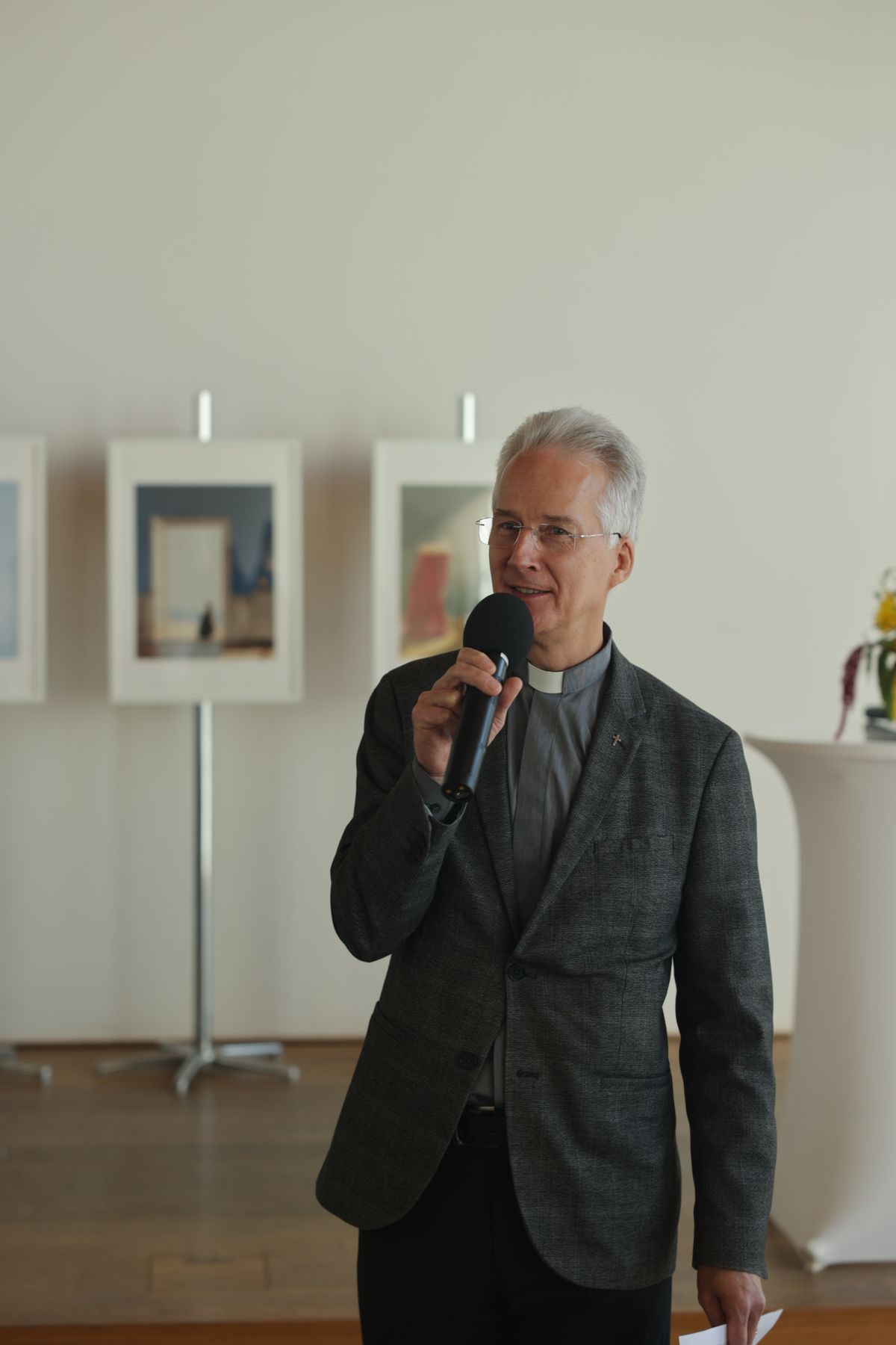 Ordinariatsrat Dr. Martin Faatz bei seiner Lobesrede auf Johannes Simon.