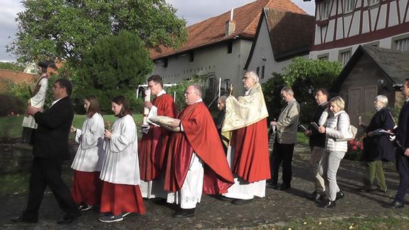 In einer Prozession wurden das Allerheiligste, die Altarkerzen und die Statue des Seligen in die Pfarrkirche übertragen.  In einer Prozession wurden das Allerheiligste, die Altarkerzen und die Statue des Seligen in die Pfarrkirche übertragen.