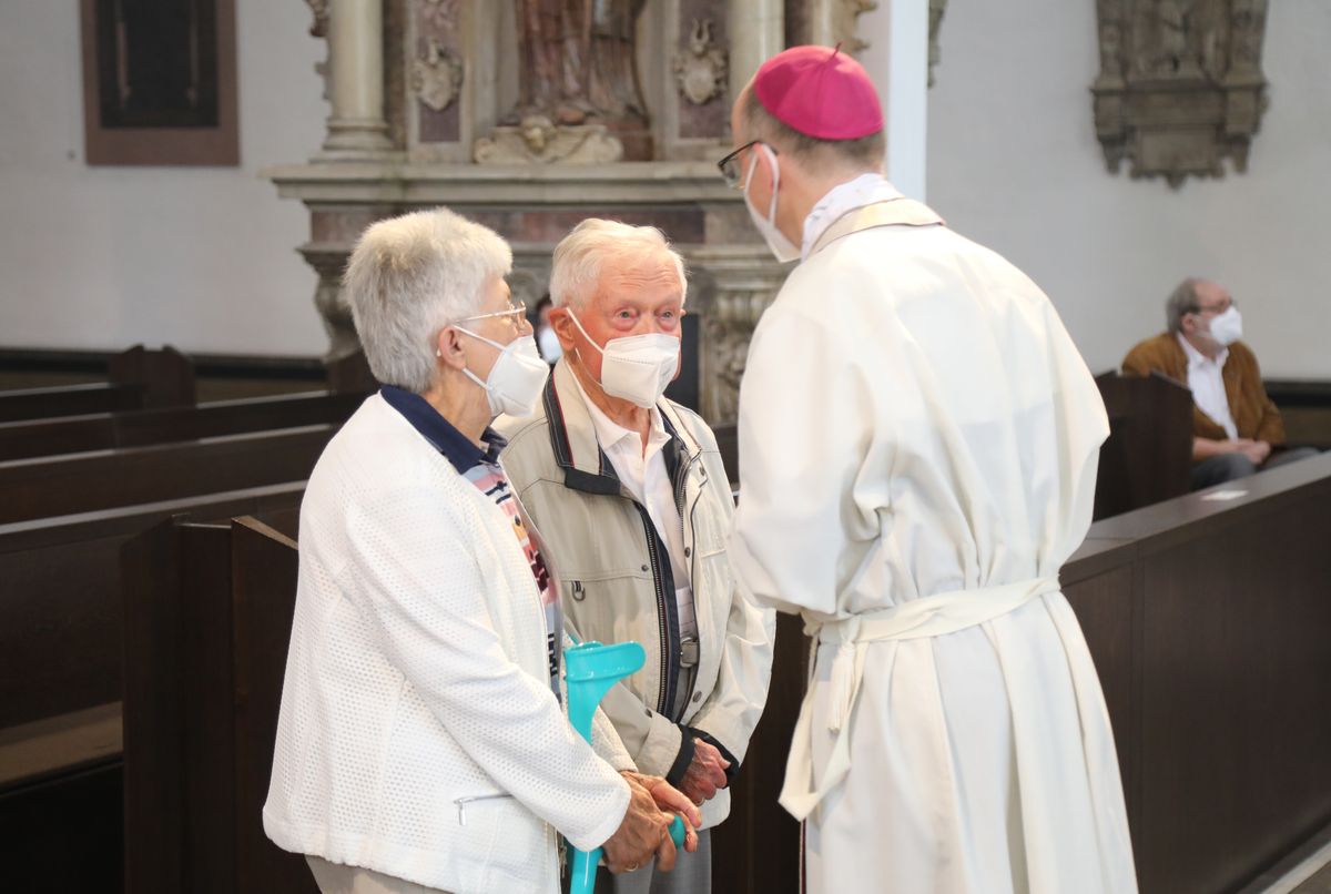 2721/0648 Gottesdienst für Ehejubilare mit Bischof Dr. Franz Jung am Freitagnachmittag, 2. Juli 2021_28536 Bischof Dr. Franz Jung feierte am Freitagnachmittag, 2. Juli 2021, einen Dankgottesdienst im Kiliansdom mit Ehepaaren, die goldenes, diamantenes oder eisernes Ehejubiläum feiern.