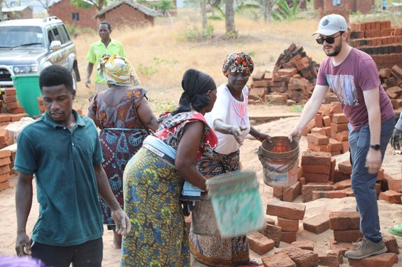 In der Pfarrei Nkile von Pfarrer Silverius Mwingira, er war oft Urlaubsvertretung in Unterspiesheim und Schonungen, packte Diözesanjugendseelsorger Christoph Hippe beim Neubau der Kirche in Chilundu mit an. In der Pfarrei Nkile von Pfarrer Silverius Mwingira, er war oft Urlaubsvertretung in Unterspiesheim und Schonungen, packte Diözesanjugendseelsorger Christoph Hippe beim Neubau der Kirche in Chilundu mit an.