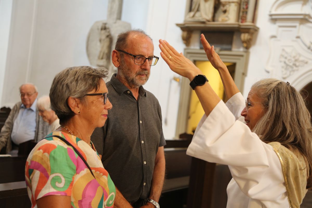 Rund 250 Ehejubilare haben am Freitagnachmittag, 4. Juli, im Kiliansdom in einem Pontifikalgottesdienst mit Weihbischof em. Ulrich Boom ihr Eheversprechen erneuert. 