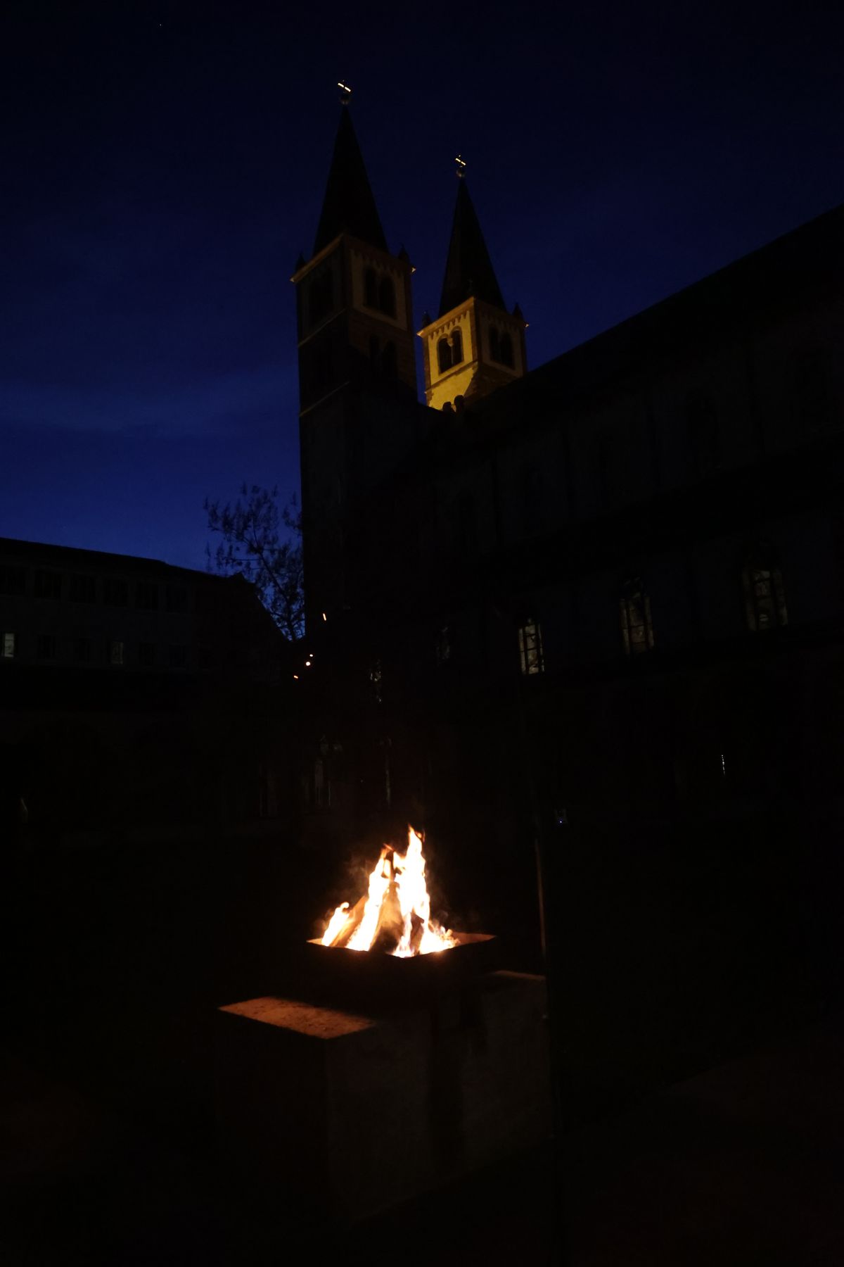 Die Osternacht begann am Feuer im Domkreuzgang.