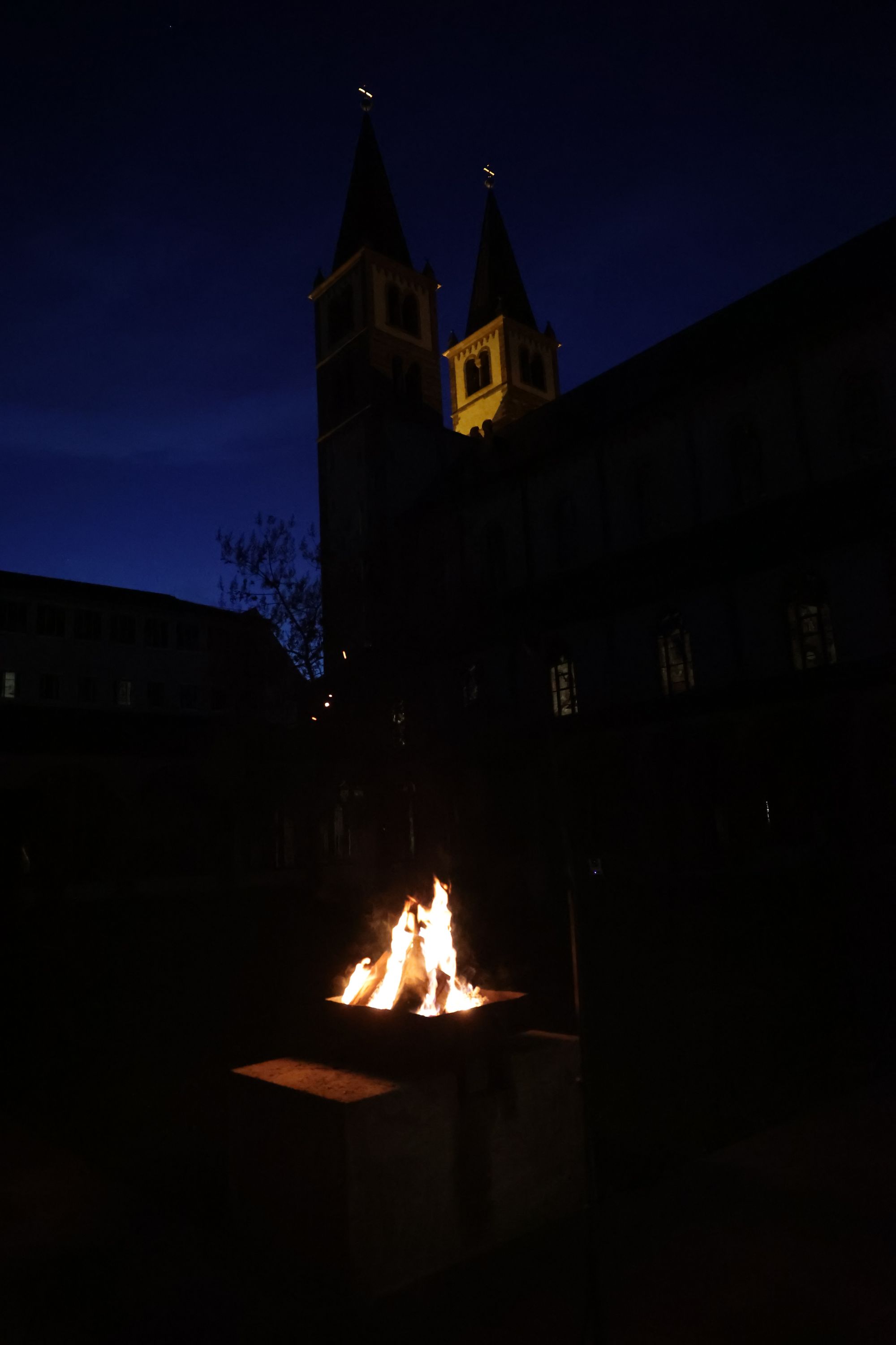Die Osternacht begann am Feuer im Domkreuzgang. Die Osternacht begann am Feuer im Domkreuzgang.