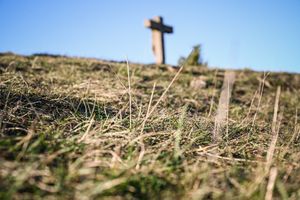 Das Bild entstand auf dem Kreuzweg in der Natur auf dem Kalvarienberg in Blankenheim (Nordrhein-Westfalen) am 24. Oktober 2021. Zu sehen ist die Wiese vor der zwölften Kreuzwegstation "Jesus stirbt am Kreuz".