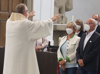 Im Anschluss an den Ehejubilarsgottesdienst mit Weihbischof Ulrich Boom am Freitagvormittag, 2. Juli, konnten sich die Paare von ihm und weiteren Priestern und Diakonen segnen lassen.