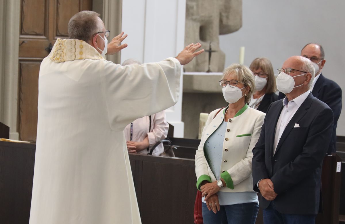 2721/0646 Ehejubilare Freitag, 2- Juli vormittags WB Boom_28454 Im Anschluss an den Ehejubilarsgottesdienst mit Weihbischof Ulrich Boom am Freitagvormittag, 2. Juli, konnten sich die Paare von ihm und weiteren Priestern und Diakonen segnen lassen.