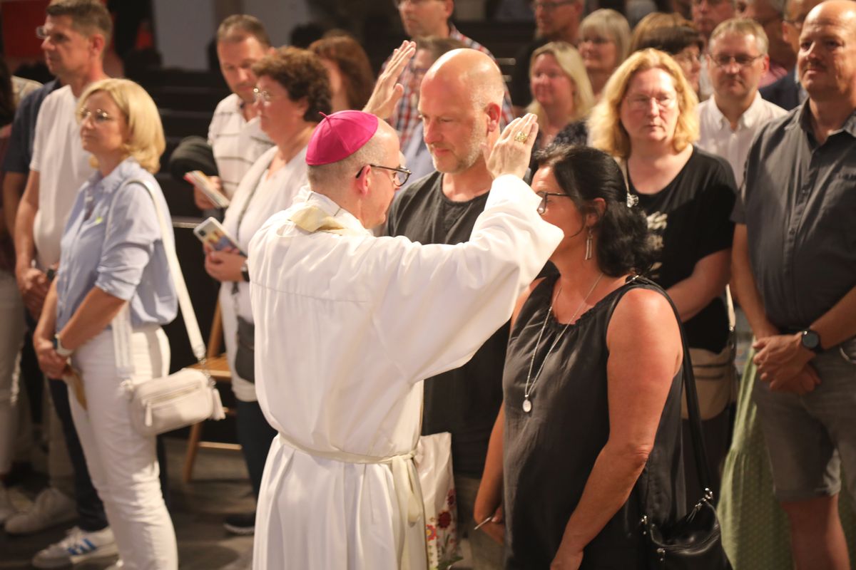 Mit rund 1000 Eheleuten, die in diesem Jahr Silberhochzeit haben, feierte Bischof Dr. Franz Jung am Freitagabend, 4. Juli 2025, einen Pontifikalgottesdienst im Kiliansdom. Im Anschluss erteilten er, Weihbischof Paul Reder sowie weitere Seelsorgerinnen und Seelsorger den Paaren einzeln den Segen.