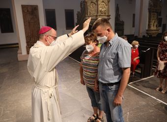 Mit rund 100 Ehepaaren aus der ganzen Diözese hat Bischof Dr. Franz Jung am Montagabend, 28. Juni, einen Gottesdienst im Würzburger Kiliansdom gefeiert. Eingeladen waren Ehejubilare, die in den Jahren 2020 und 2021 ihr silbernes Ehejubiläum feiern. Nach dem Gottesdienst ließen sich die Ehepartner von Bischof Jung und weiteren Priestern und Diakonen mit Abstand segnen.