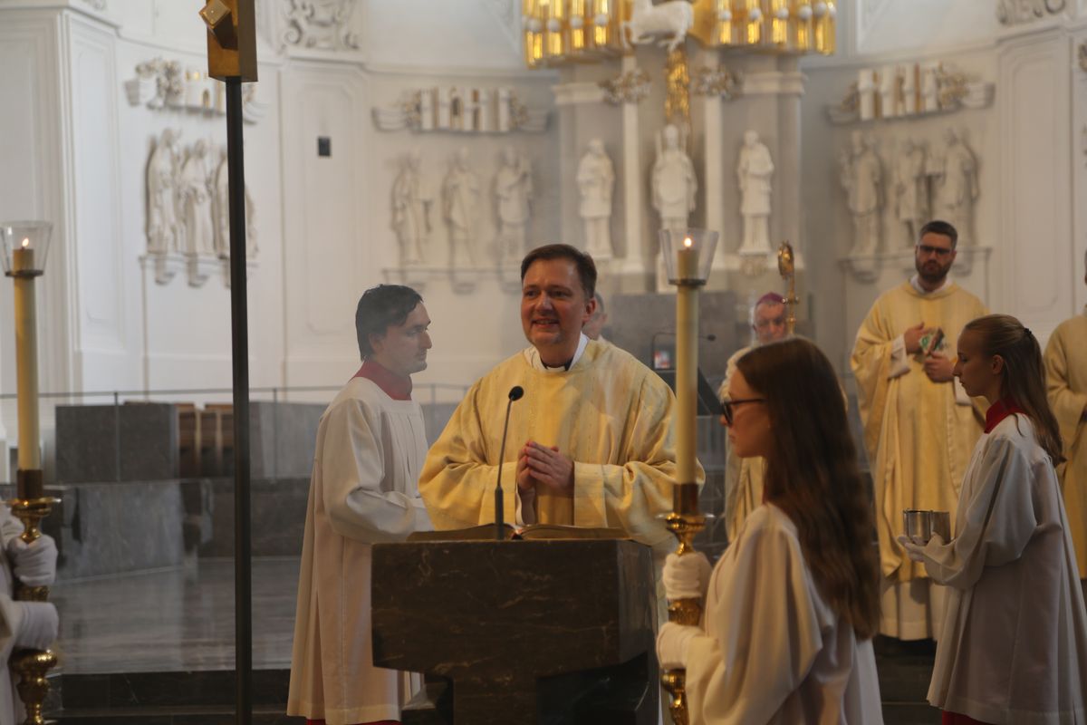 Rund 250 Ehejubilare haben am Freitagnachmittag, 4. Juli, im Kiliansdom in einem Pontifikalgottesdienst mit Weihbischof em. Ulrich Boom ihr Eheversprechen erneuert. 