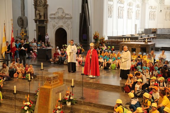 Rund 900 Kindergartenkinder haben am Freitag, 11. Juli, einen Gottesdienst mit Bischof Dr. Franz Jung in der Kirche Sankt Burkard gefeiert. Im Anschluss zogen sie über die Alte Mainbrücke in den Kiliansdom. 