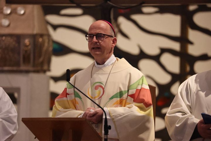 Bischof Dr. Franz Jung feierte am Festtag des heiligen Franziskus in der Kathedrale des heiligen Mél in Longford einen Gottesdienst. Im Anschluss lud die Pfarrei zum Kaffee in das Untergeschoss ein.