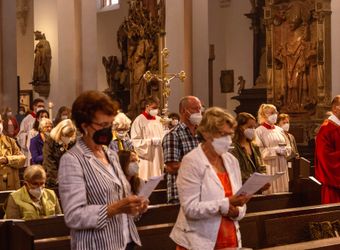 Bischof Dr. Franz Jung hat am Hochfest der Frankenapostel, Donnerstag, 8. Juli, mit haupt- und ehrenamtlichen Mitarbeiterinnen und Mitarbeitern der Caritas ein Pontifikalamt im Würzburger Kiliansdom gefeiert.