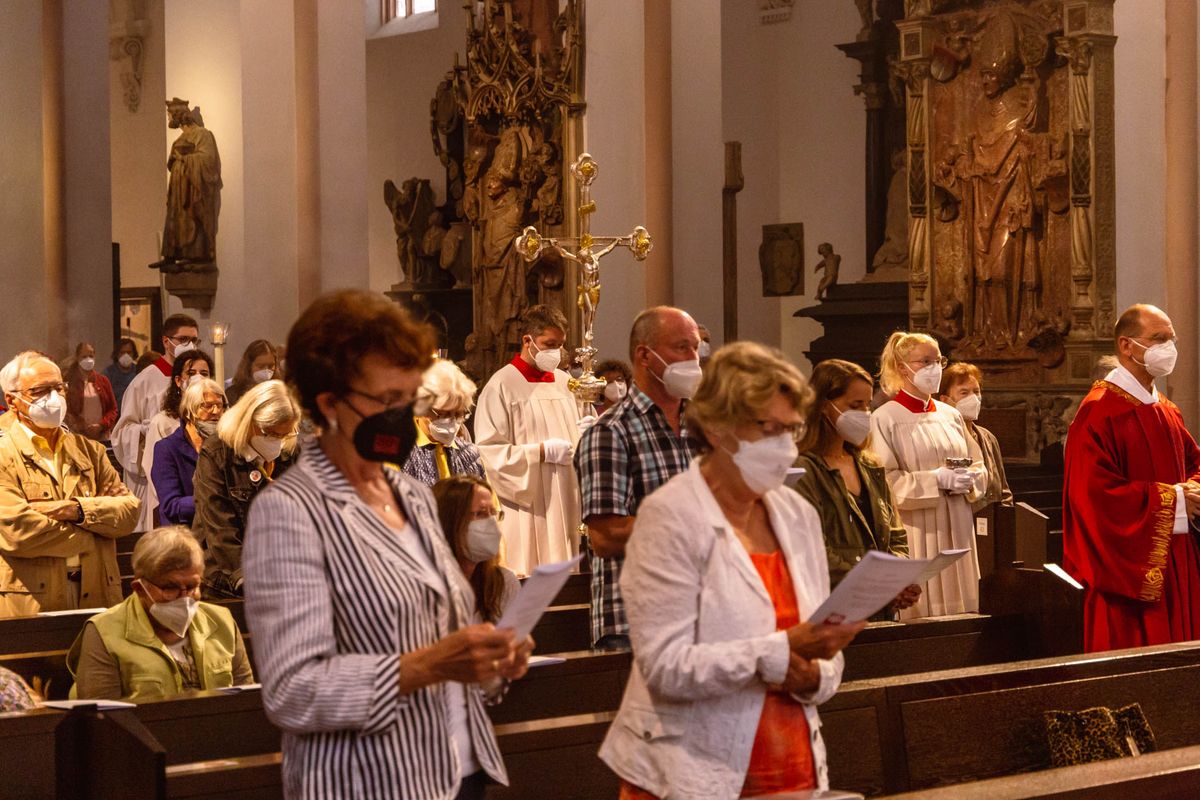 Bischof Dr. Franz Jung hat am Hochfest der Frankenapostel, Donnerstag, 8. Juli, mit haupt- und ehrenamtlichen Mitarbeiterinnen und Mitarbeitern der Caritas ein Pontifikalamt im Würzburger Kiliansdom gefeiert.