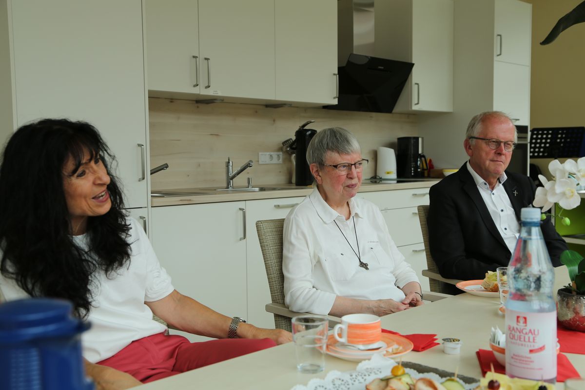 Weihbischof Paul Reder hat am Mittwoch, 9. Juli, einen Kiliani-Gottesdienst in der Kapelle der Ritaschwestern am Juliusspital Hospiz in Würzburg gefeiert. Nach dem Gottesdienst besuchte er das Hospiz und kam in den Austausch mit Mitarbeitenden und Gästen.