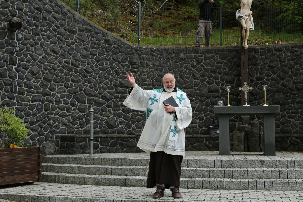 Fast 400 Gläubige haben an der Ökumenischen Kreuzbergwallfahrt mit Bischof Jung und Regionalbischöfin Bornowski teilgenommen.  Fast 400 Gläubige haben an der Ökumenischen Kreuzbergwallfahrt mit Bischof Jung und Regionalbischöfin Bornowski teilgenommen.