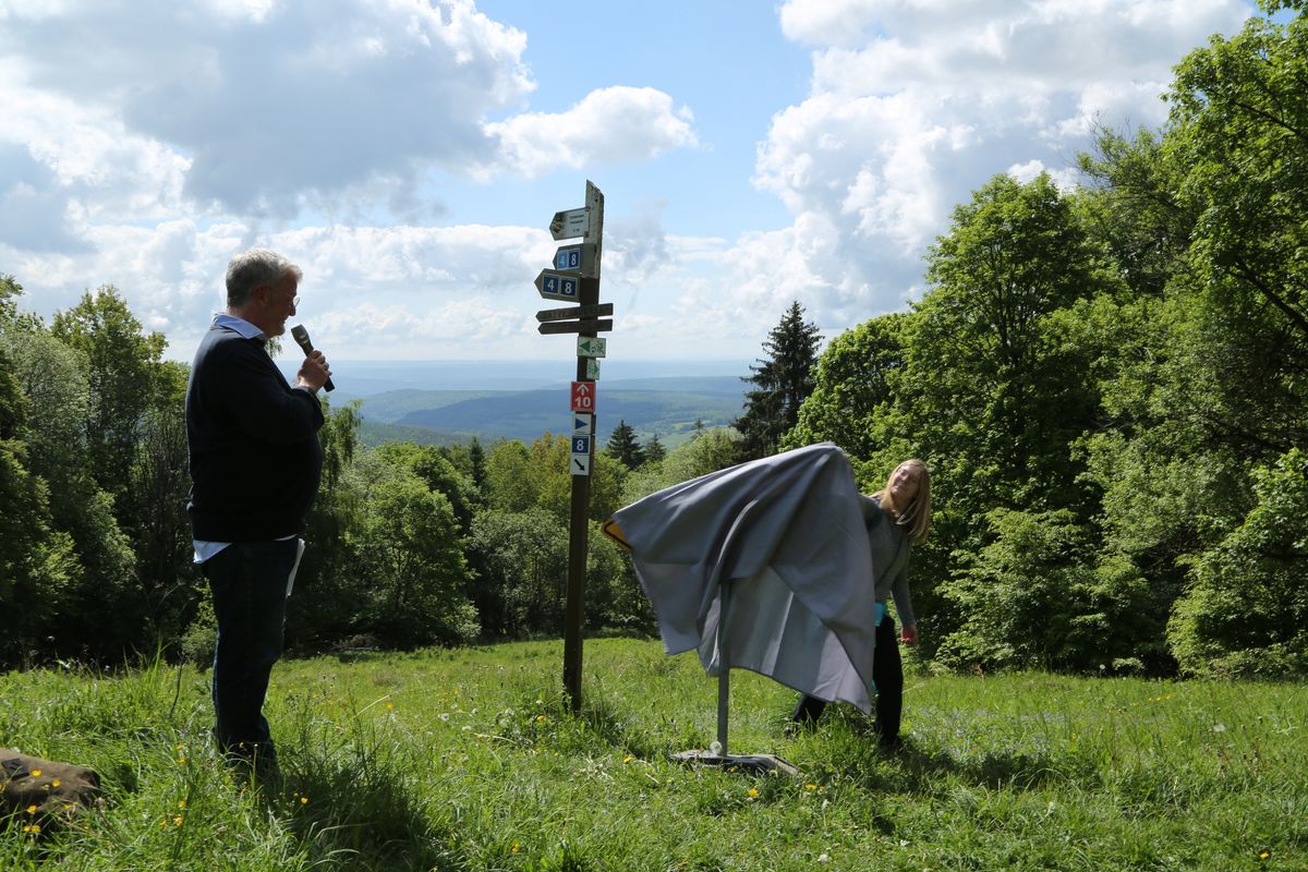 Fast 400 Gläubige haben an der Ökumenischen Kreuzbergwallfahrt mit Bischof Jung und Regionalbischöfin Bornowski teilgenommen.  Fast 400 Gläubige haben an der Ökumenischen Kreuzbergwallfahrt mit Bischof Jung und Regionalbischöfin Bornowski teilgenommen.