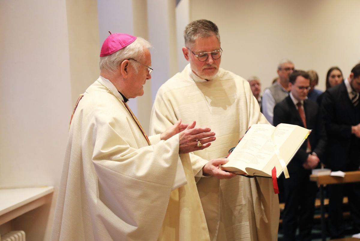 Bischof em. Dr. Friedhelm Hofmann (links) und Studiendirektor Peter Herrmann. Bischof em. Dr. Friedhelm Hofmann (links) und Studiendirektor Peter Herrmann.