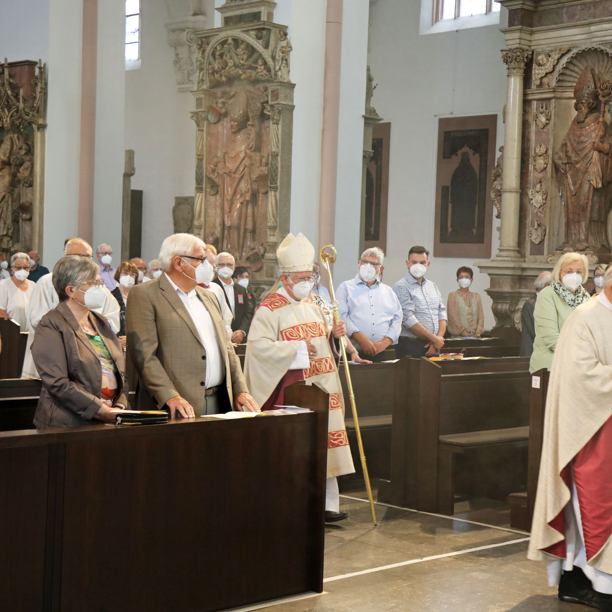Bischof em. Dr. Friedhelm Hofmann feierte am Mittwochvormittag, 23. Juni, im Kiliansdom einen Pontifikalgottesdienst für Ehejubilare, die in den Jahren 2020 und 2021 auf 50, 60 oder 65 gemeinsame Jahre zurückblicken.
