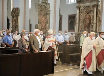 Bischof em. Dr. Friedhelm Hofmann feierte am Mittwochvormittag, 23. Juni, im Kiliansdom einen Pontifikalgottesdienst für Ehejubilare, die in den Jahren 2020 und 2021 auf 50, 60 oder 65 gemeinsame Jahre zurückblicken.