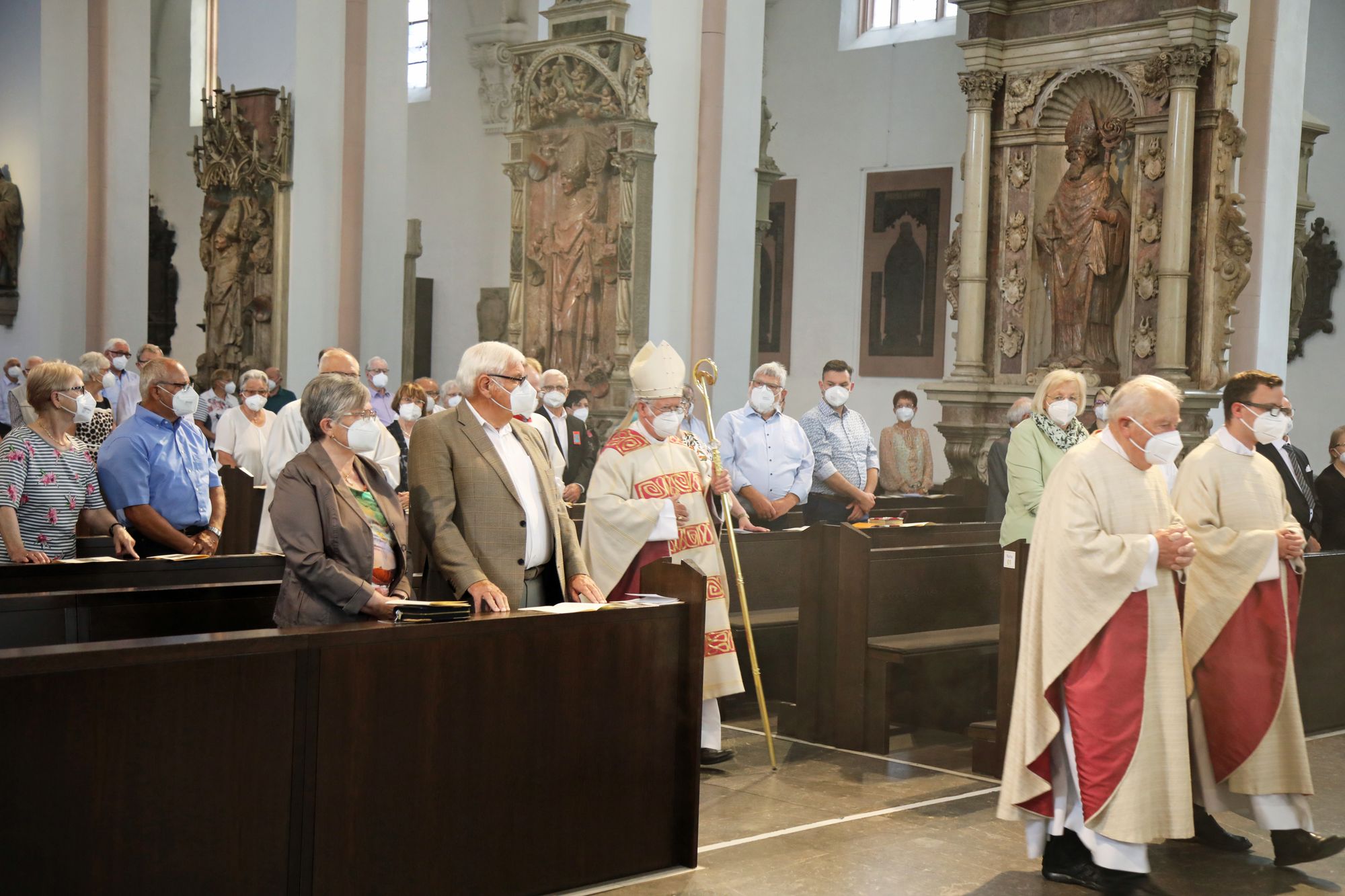 Bischof em. Dr. Friedhelm Hofmann feierte am Mittwochvormittag, 23. Juni, im Kiliansdom einen Pontifikalgottesdienst für Ehejubilare, die in den Jahren 2020 und 2021 auf 50, 60 oder 65 gemeinsame Jahre zurückblicken. Bischof em. Dr. Friedhelm Hofmann feierte am Mittwochvormittag, 23. Juni, im Kiliansdom einen Pontifikalgottesdienst für Ehejubilare, die in den Jahren 2020 und 2021 auf 50, 60 oder 65 gemeinsame Jahre zurückblicken.