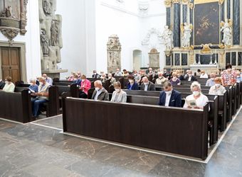 Bischof em. Dr. Friedhelm Hofmann feierte am Mittwochvormittag, 23. Juni, im Kiliansdom einen Pontifikalgottesdienst für Ehejubilare, die in den Jahren 2020 und 2021 auf 50, 60 oder 65 gemeinsame Jahre zurückblicken.