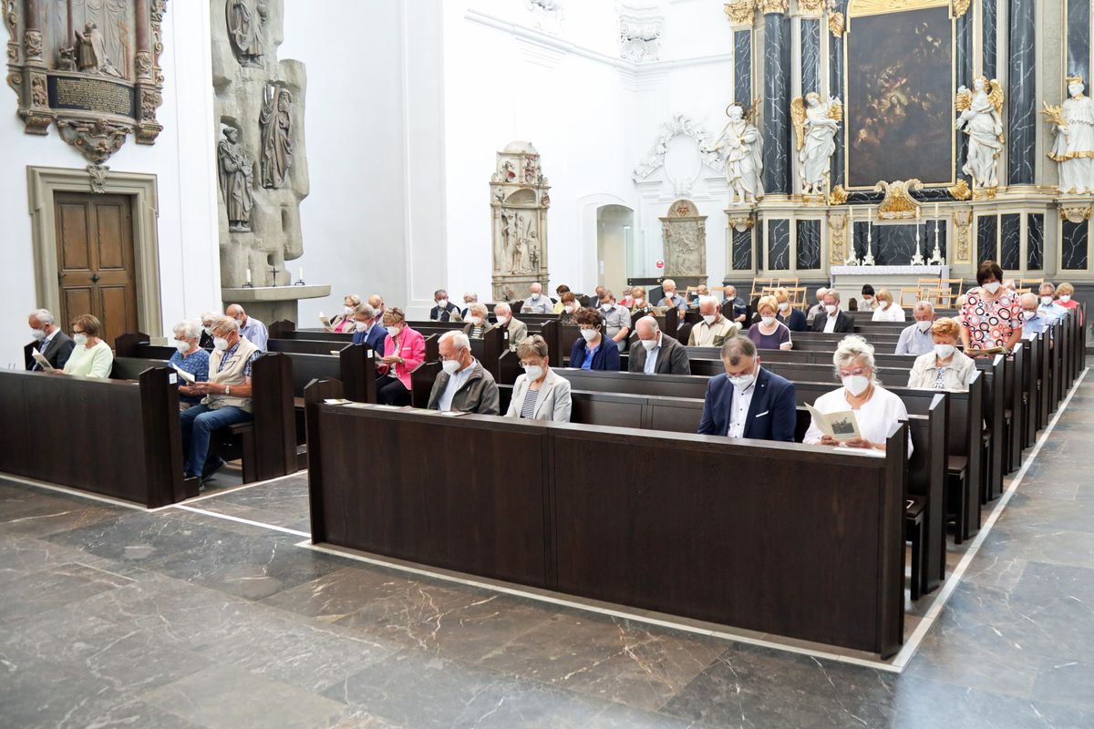 Bischof em. Dr. Friedhelm Hofmann feierte am Mittwochvormittag, 23. Juni, im Kiliansdom einen Pontifikalgottesdienst für Ehejubilare, die in den Jahren 2020 und 2021 auf 50, 60 oder 65 gemeinsame Jahre zurückblicken. Bischof em. Dr. Friedhelm Hofmann feierte am Mittwochvormittag, 23. Juni, im Kiliansdom einen Pontifikalgottesdienst für Ehejubilare, die in den Jahren 2020 und 2021 auf 50, 60 oder 65 gemeinsame Jahre zurückblicken.