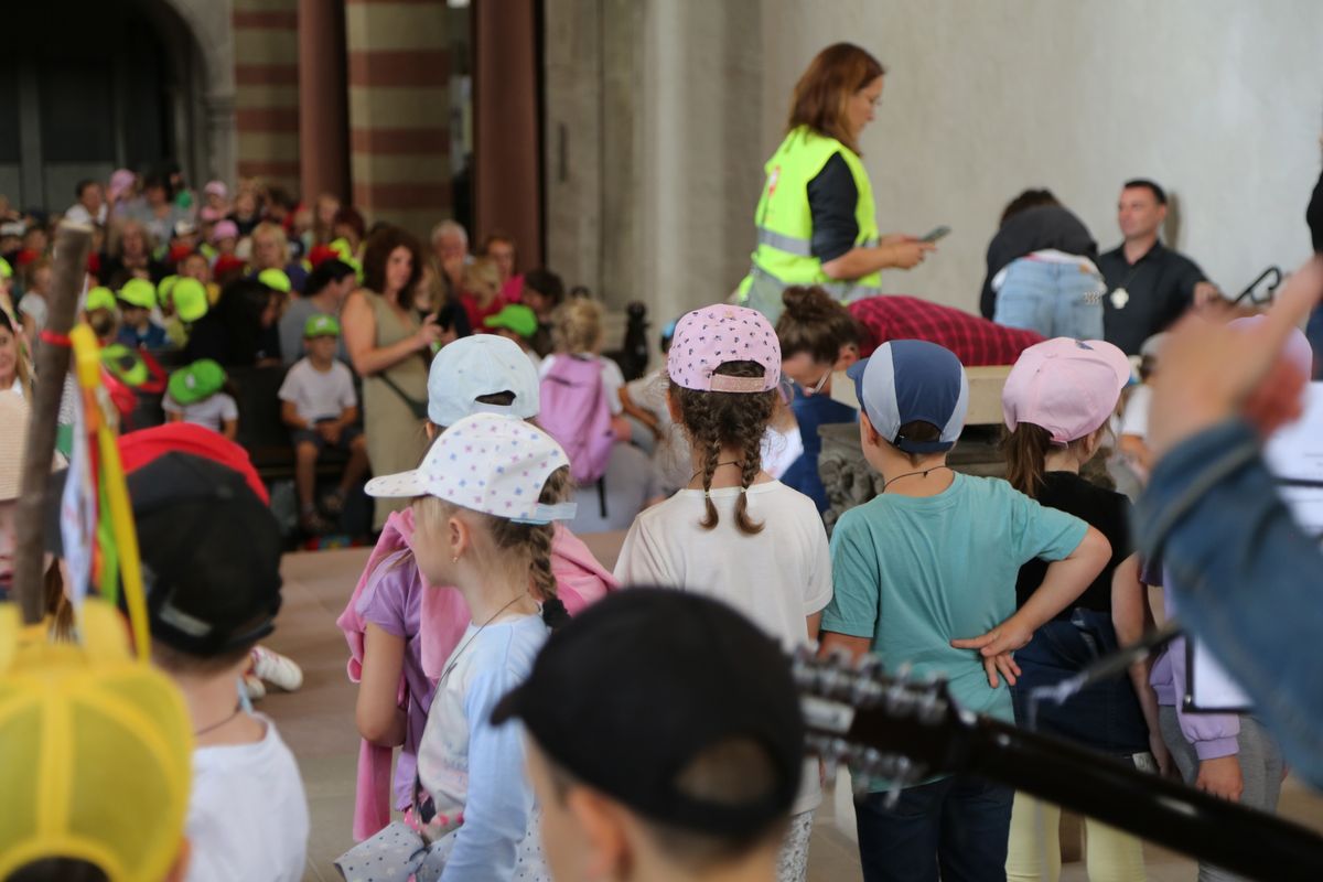 Rund 900 Kindergartenkinder haben am Freitag, 11. Juli, einen Gottesdienst mit Bischof Dr. Franz Jung in der Kirche Sankt Burkard gefeiert. Im Anschluss zogen sie über die Alte Mainbrücke in den Kiliansdom. 