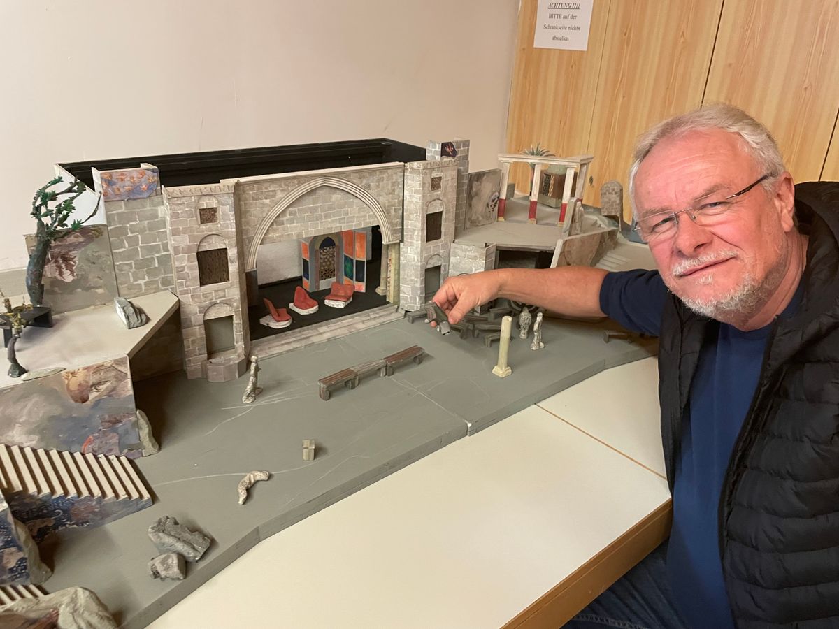 Norbert Mergenthal vor einem Modell der Kulisse.  Norbert Mergenthal vor einem Modell der Kulisse.
