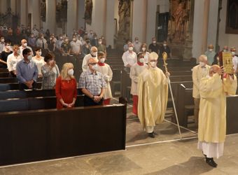 Bischof Dr. Franz Jung feierte am Mittwochabend, 23. Juni, einen Gottesdienst für Ehepaare, die 2021 oder 2021 auf 25 gemeinsame Jahre zurückblicken. Im Anschluss konnten sich die Paare segnen lassen.