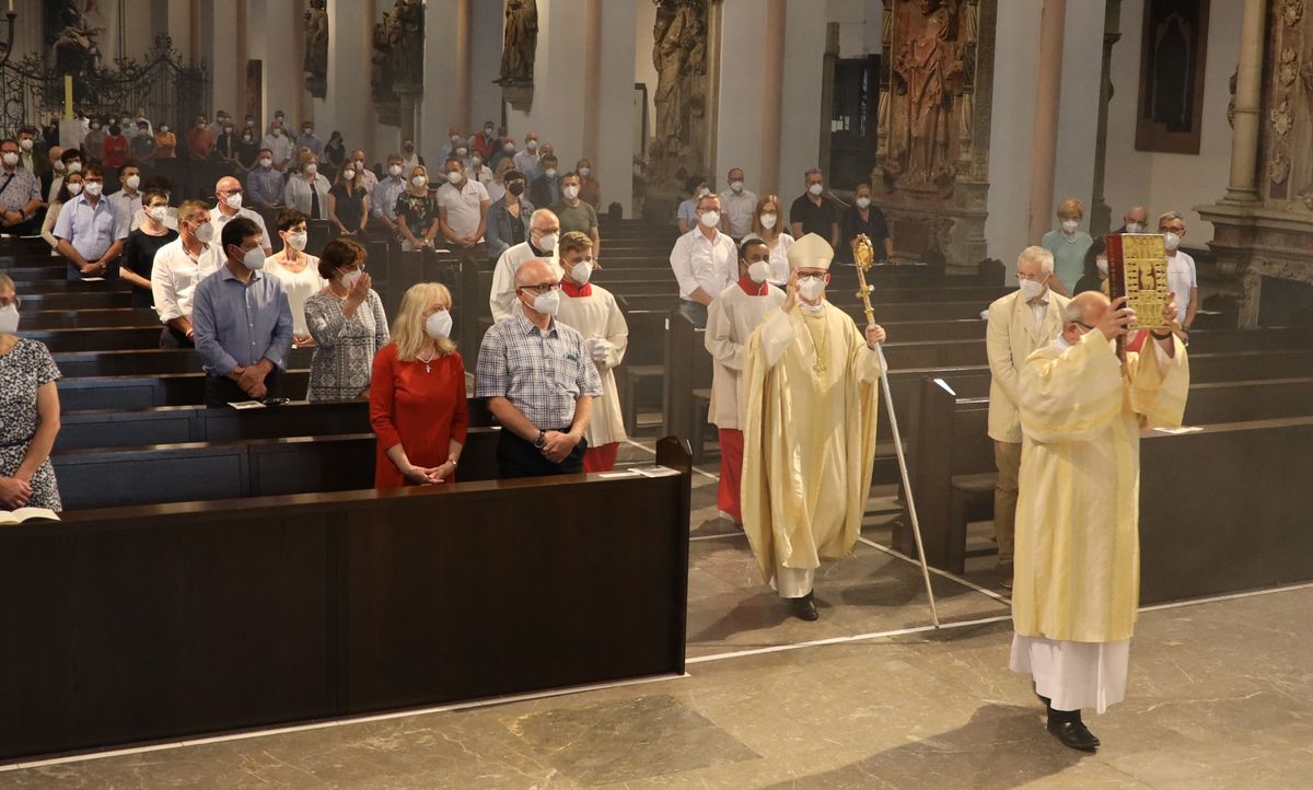Bischof Dr. Franz Jung feierte am Mittwochabend, 23. Juni, einen Gottesdienst für Ehepaare, die 2021 oder 2021 auf 25 gemeinsame Jahre zurückblicken. Im Anschluss konnten sich die Paare segnen lassen.