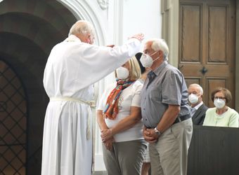 Bischof em. Dr. Friedhelm Hofmann feierte am Mittwochvormittag, 23. Juni, im Kiliansdom einen Pontifikalgottesdienst für Ehejubilare, die in den Jahren 2020 und 2021 auf 50, 60 oder 65 gemeinsame Jahre zurückblicken.