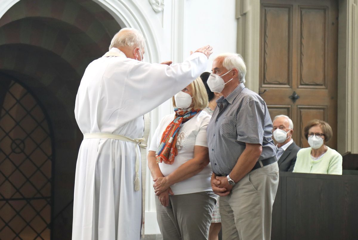 Bischof em. Dr. Friedhelm Hofmann feierte am Mittwochvormittag, 23. Juni, im Kiliansdom einen Pontifikalgottesdienst für Ehejubilare, die in den Jahren 2020 und 2021 auf 50, 60 oder 65 gemeinsame Jahre zurückblicken. Bischof em. Dr. Friedhelm Hofmann feierte am Mittwochvormittag, 23. Juni, im Kiliansdom einen Pontifikalgottesdienst für Ehejubilare, die in den Jahren 2020 und 2021 auf 50, 60 oder 65 gemeinsame Jahre zurückblicken.