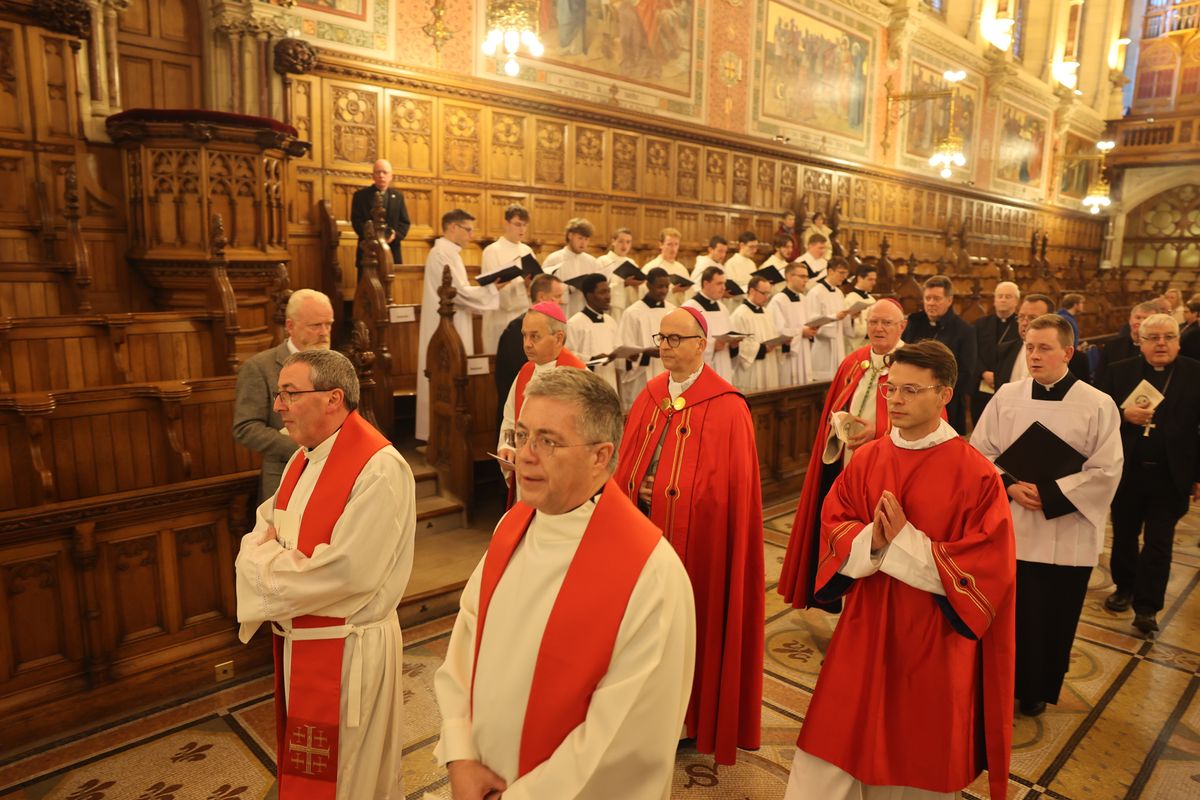 In einer feierlichen Prozession wurden die Reliquien durch den Innenhof in die College Chapel getragen.