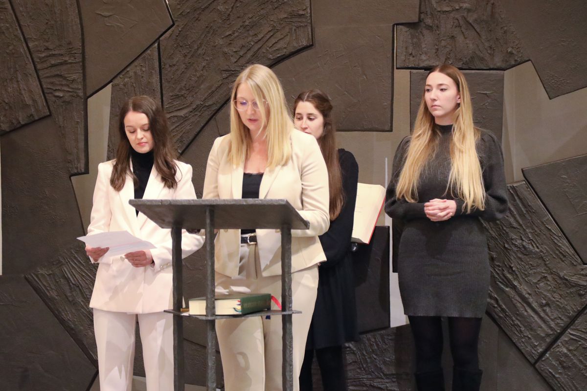 In einem Impuls betrachteten vier Referendarinnen die verschiedenen Bedeutungen des Wortes „Weg“. In einem Impuls betrachteten vier Referendarinnen die verschiedenen Bedeutungen des Wortes „Weg“.