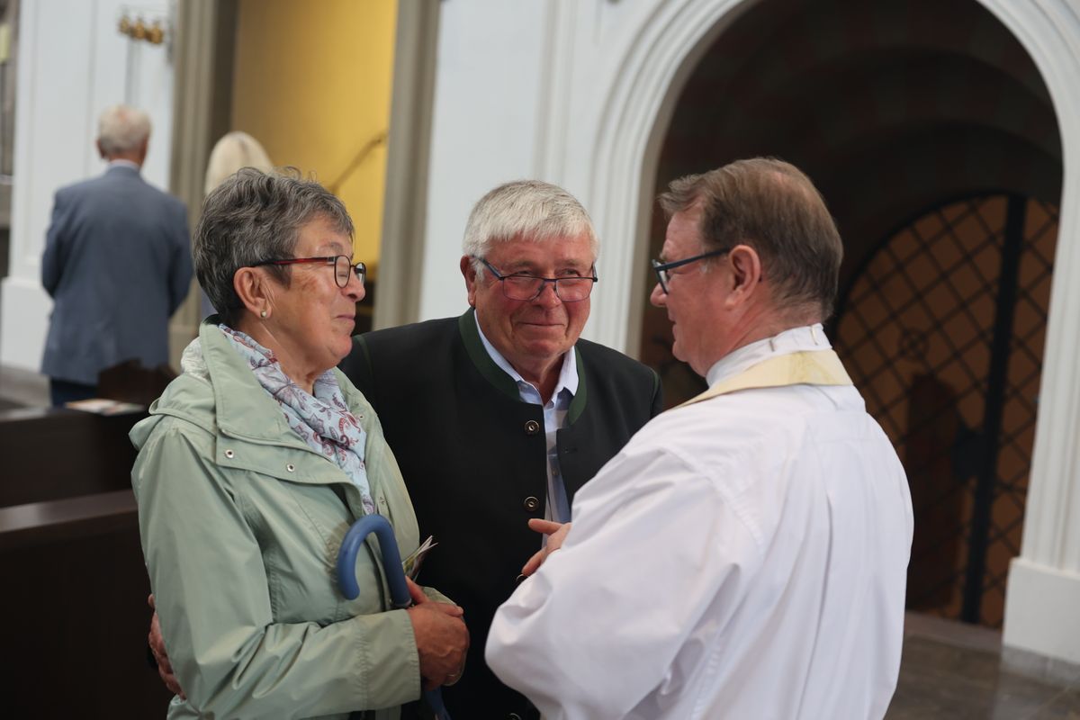 Seelsorgerinnen und Seelsorger spendeten nach dem Gottesdienst den Jubelpaaren individuell den Segen. 