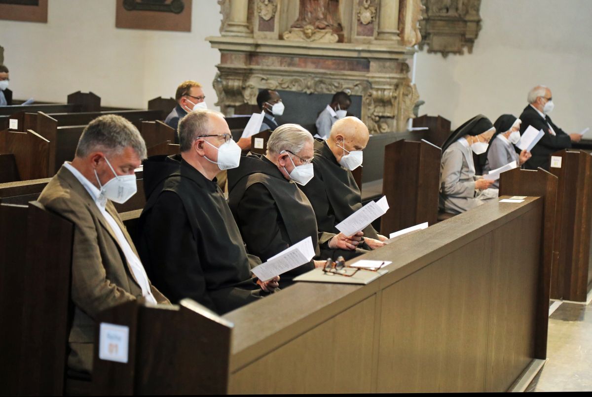 Bischof Dr. Franz Jung feierte am 6. Juli 2021 im Kiliansdom eine Pontifikalvesper mit Priestern, Diakonen, Ordensleuten, Missionaren sowie Pastoralen Mitarbeiterinnen und Mitarbeitern.