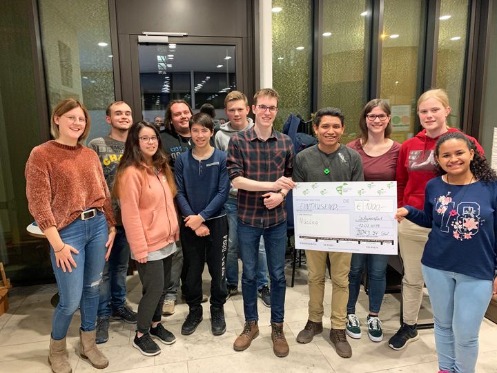 Eine Spende über 1000 Euro übergeben Hannes Hergenröther (3. von rechts vorne) und Paul Kraus (links hinten) vom Vorstand des Stadtverbands Schweinfurt des Bunds der Deutschen Katholischen Jugend (BDKJ) an Rafaela Reges de Sousa und Cleilson Lima de Souza, "weltwärts"-Freiwillige aus dem Partnerbistum Óbidos (Brasilien). Das Geld ist für das Kinder- und Jugendprojekt Núcleo in Juruti Velho bestimmt.